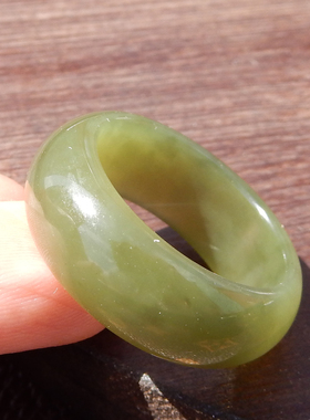 震惊了方言精品和田玉佩戴级俄罗斯老料粉绿碧玉19mm精美戒指A2