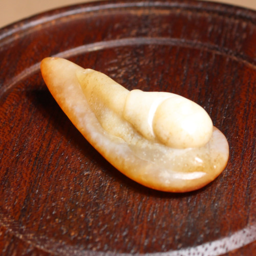 和田玉黄沁籽料白玉蜗牛吊坠