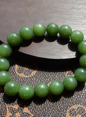 俄罗斯细腻阳绿碧玉12mm圆珠手串