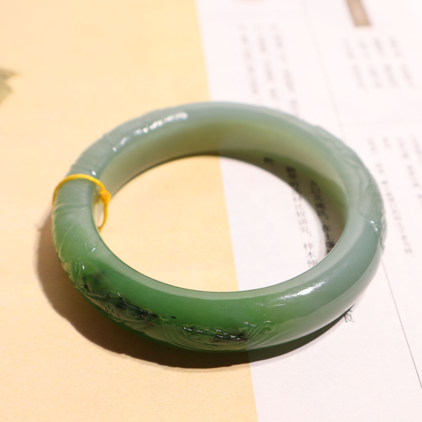 玉禧珠宝俄料老坑和田玉油润细腻阳绿碧玉内径55mm雕花双色手镯A9图片