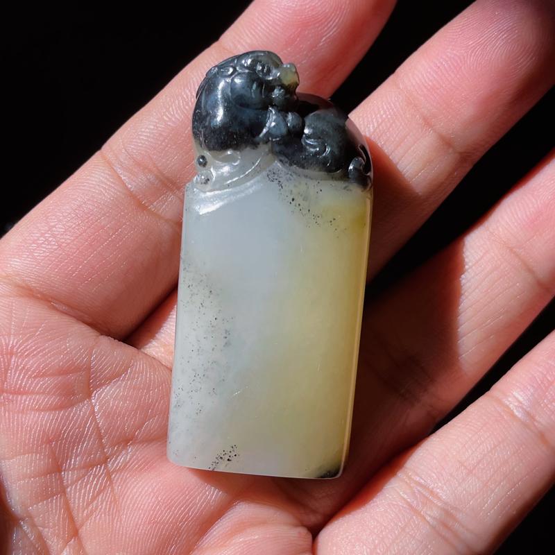 罕见方言精品和田玉新疆细腻油润青花籽料带糖府上有龙吊坠挂件w