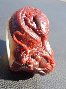 方言镇店之宝古河道双色红沁皮黄白种籽料内径22豪华生肖龙扳指R