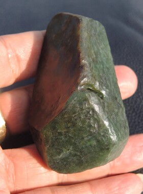 方言玉龙河地表碧玉籽料有包浆红皮复古老光罕见铬绿色碧玉把件R