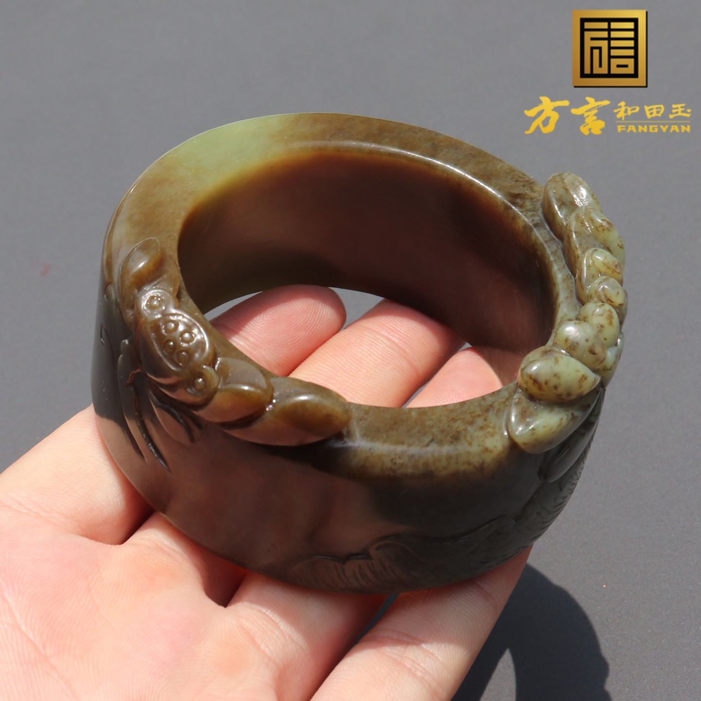 惊呆方言和田玉新疆且末料黄口带糖内径59mm宽版草花意境雕花镯A8