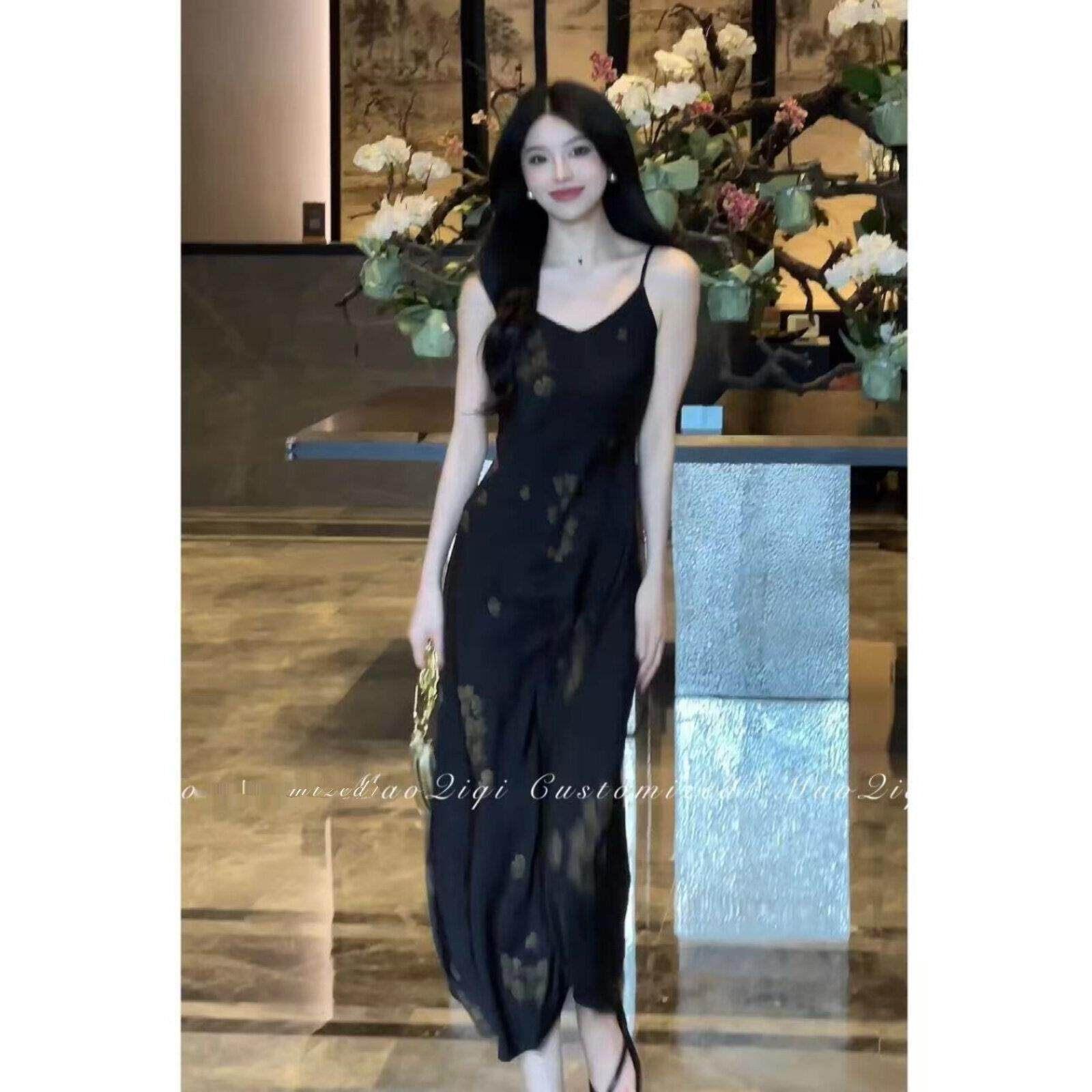 香港轻奢时尚性感吊带连衣裙女2026夏季高级感修身印花缎面长裙子