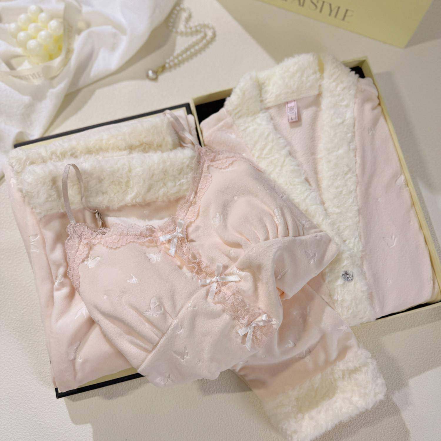 日本毛绒蝴蝶睡衣女睡衣女秋冬季新款三件套加绒甜美家居服送闺蜜