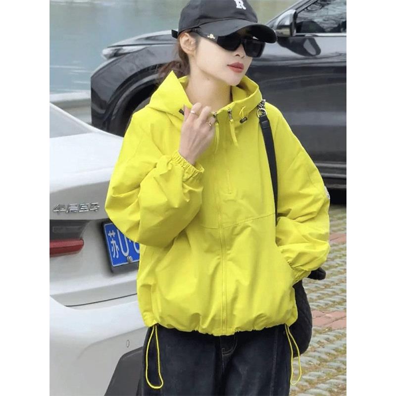 黄色双拉炼连帽短款冲锋衣外套女春秋欧货宽松显瘦下摆抽绳上衣