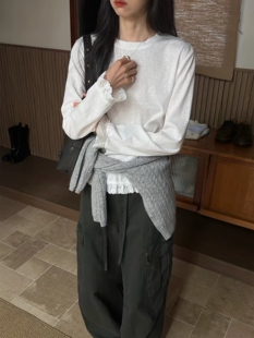 温柔风蕾丝拼接长袖T恤女2026秋圆领宽松落肩花边袖口下摆打底衫