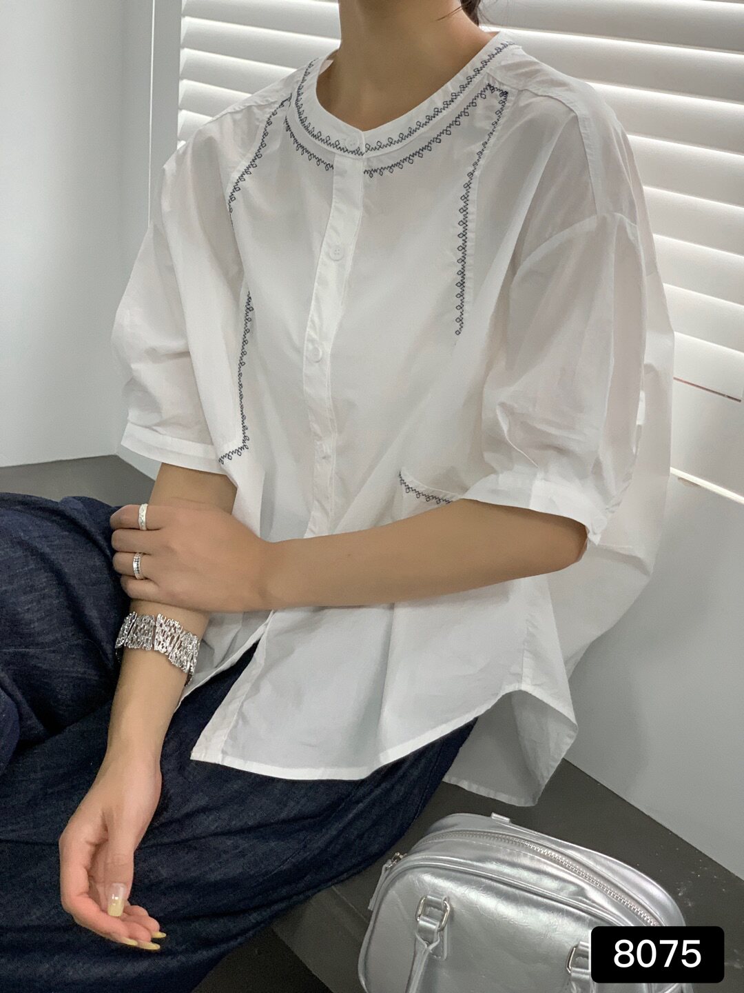 2026新款韩系刺绣花线衬衫女 宽松圆领短袖前短后长棉麻上衣8075#