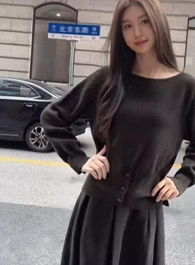 OLrain茶褐色法式一字领毛衣女秋冬2025年开叉下摆纽扣收腰套头衫