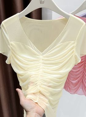 大码女装多巴胺薄款v领t恤女短袖网纱冰丝透视抽褶小众胖mm上衣女