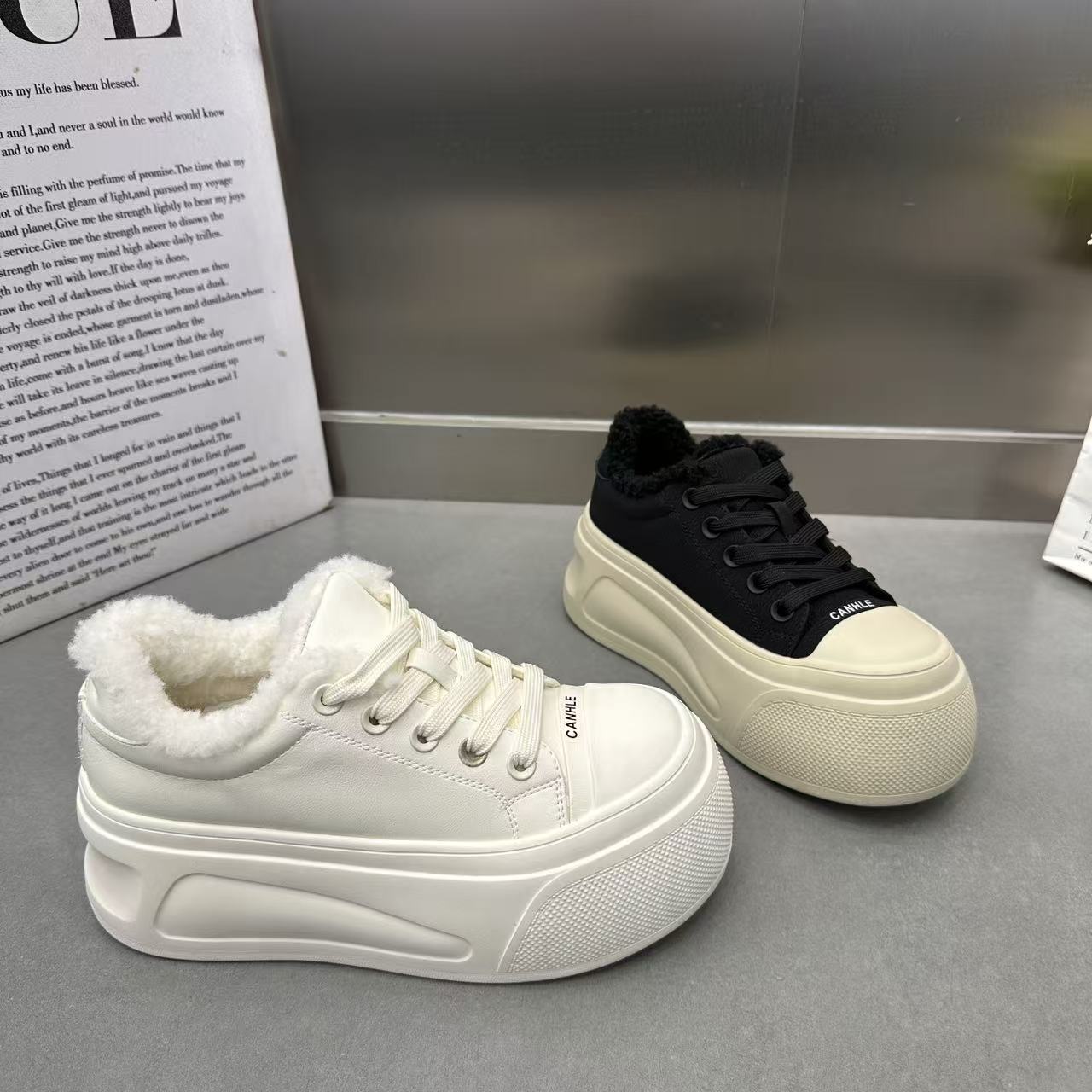 欧货松糕厚底加绒小白鞋女2025冬季新款百搭休闲增高做旧面包板鞋