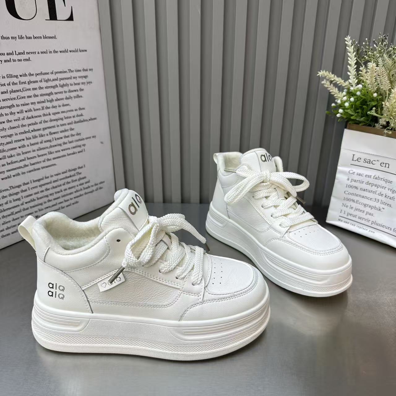 2025冬季新款厚底加绒小白鞋女ins百搭休闲系带运动增高高帮板鞋