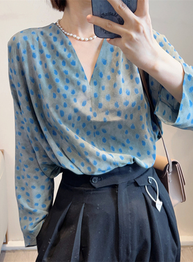 斯斯 0520 COR东方神韵孔雀翎蓝色波点砂洗真丝艺术感v领上衣衬衫
