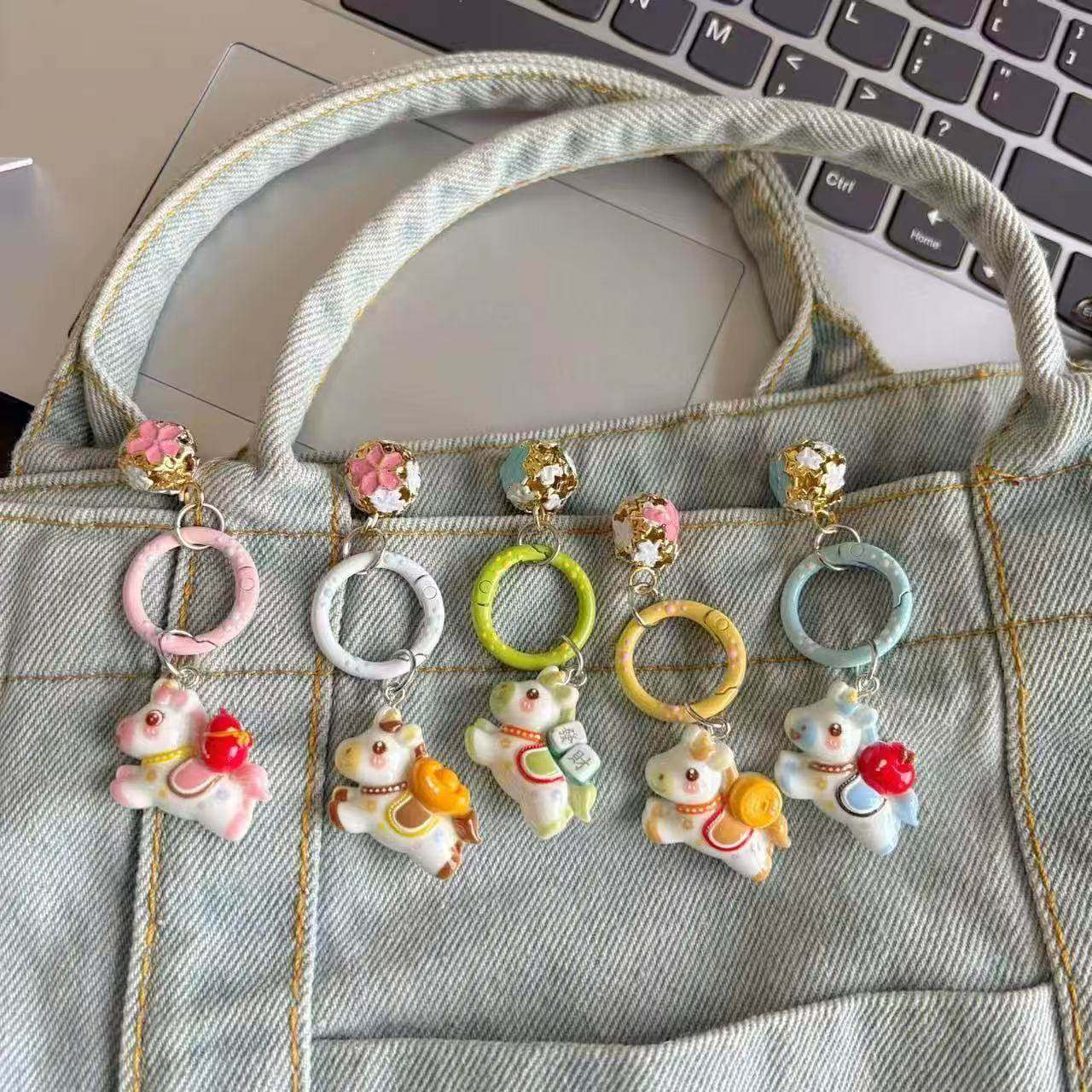 新年马上有钱小马铃铛钥匙扣书包卡通挂饰少女背包配饰送闺蜜礼物,服饰配件/皮带/帽子/围巾,钥匙扣,淘宝优惠券,粉丝福利购,淘宝优惠卷