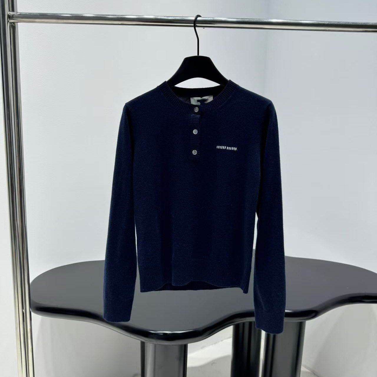 好漂亮极简风亨利领半开襟针织衫女2025年冬季新款深蓝色时尚热销