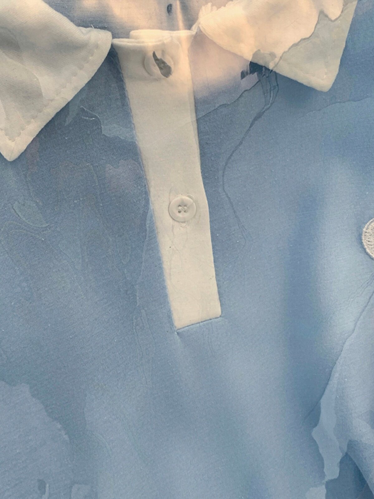 통관 누출 카운터는 명품 대외 무역 작은 향수의 마지막 주문을 철회했습니다. 아우터용 폴로 칼라 상의와 하의 셔츠