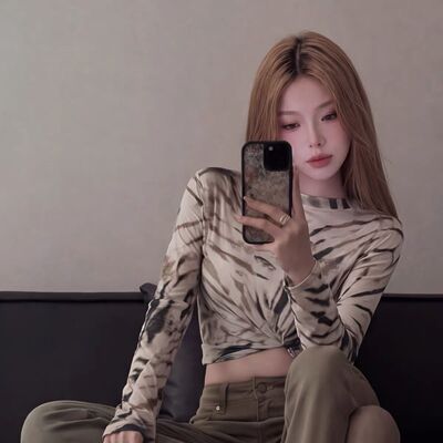 复古辣妹扎染印花长袖T恤女大码秋季设计感小众修身显瘦圆领上衣