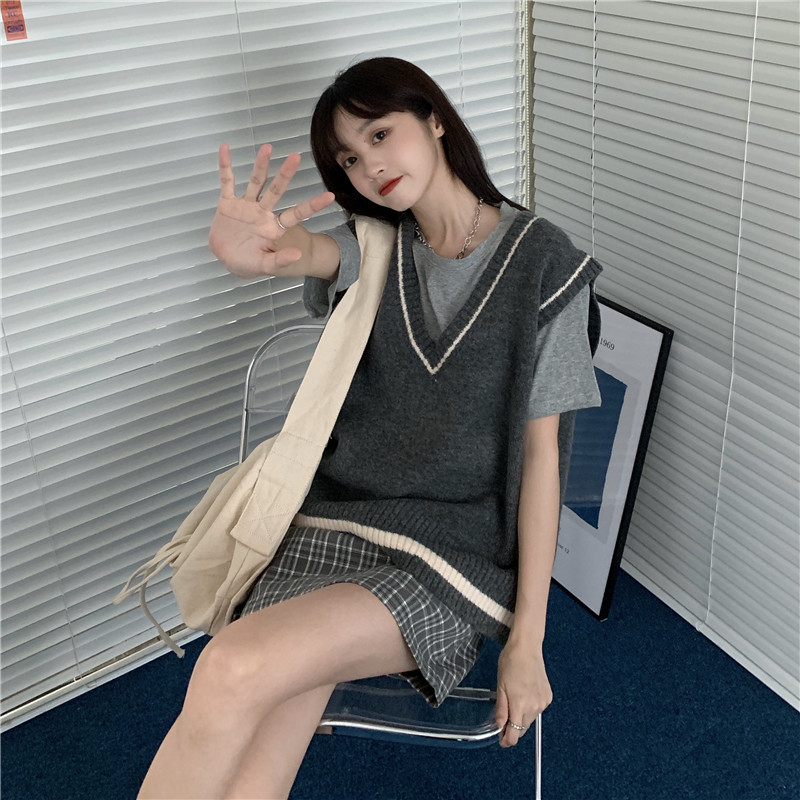Real price slim short sleeve T-shirt + V-neck contrast Vest + high waist A-line small plaid skirt