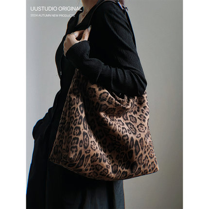 szzstudio小众设计美拉德秋冬豹纹垃圾袋托特大容量腋下单肩包潮