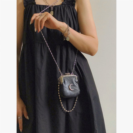 今年流行小众设计包包女2021夏韩版简约月牙斜挎链条包迷你耳机包