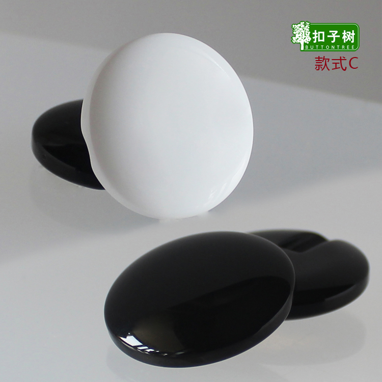 白色复古高档毛呢大衣纽扣圆形