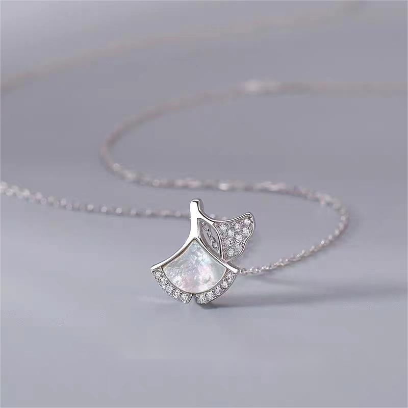 s990纯银白贝杏叶项链女轻奢高级感精致小众网红爆款锁骨链礼物