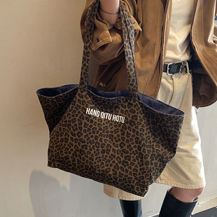 韩系双面豹纹帆布包女2025秋新款牛仔休闲慵懒风大容量通勤托特包