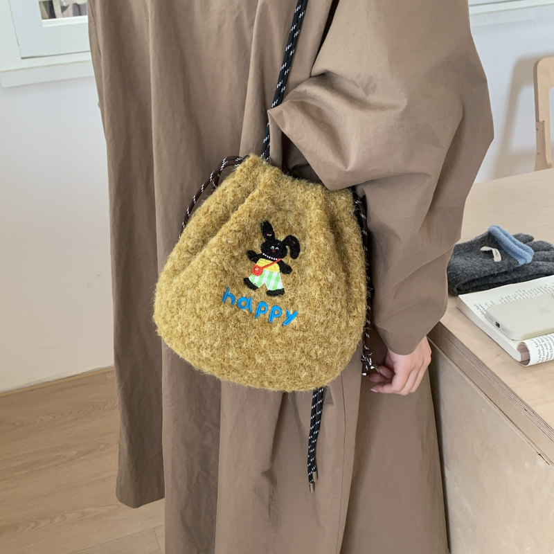 可爱毛茸茸毛毡水桶包女2025秋冬新款韩版小众抽绳单肩斜挎毛毛包