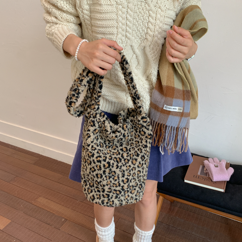 韩版时尚豹纹毛毛水桶包女2025秋冬新款小众复古手提包毛绒斜挎包