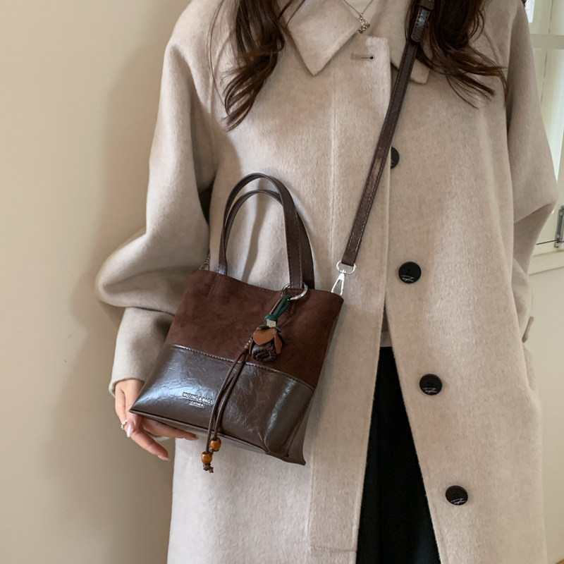 2025新款手拎包包女式潮轻奢小众高级感单肩包流行复古斜挎水桶包,箱包皮具/热销女包/男包,通用款女包,淘宝优惠券,粉丝福利购,淘宝优惠卷