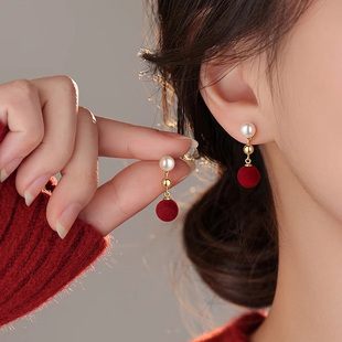 秋冬红色绒球珍珠耳钉女轻奢高级感气质耳环2025本命年新年耳饰品