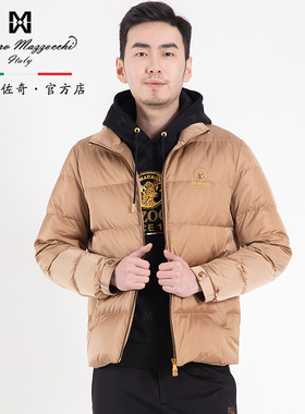 玛路男装/MAURO秋冬耐磨抗皱后背品牌元素绣花立领羽绒服MK466303