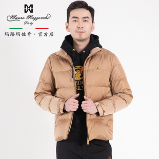 玛路男装/MAURO秋冬耐磨抗皱后背品牌元素绣花立领羽绒服MK466303
