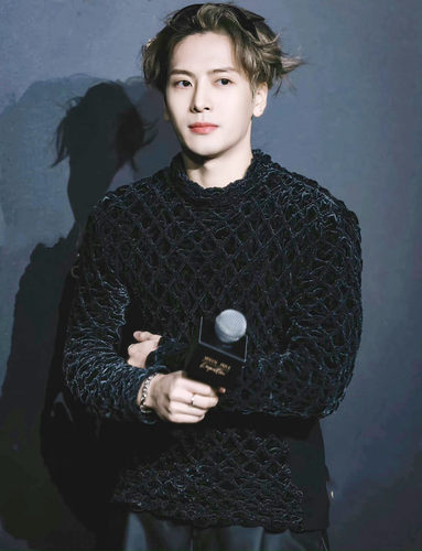 丝绒气质王嘉尔明星同款走秀潮男