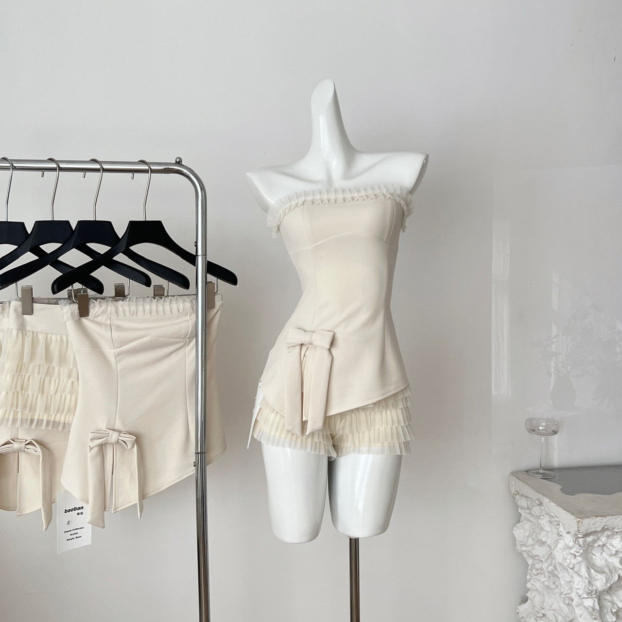 闺蜜-欲蝴蝶结修身显瘦抹胸小衫+层叠设计感短款裙裤两件套装