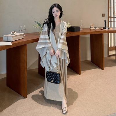 自在小个子清冷美女针织斗篷披肩女外搭配裙子2025新款围巾小坎肩