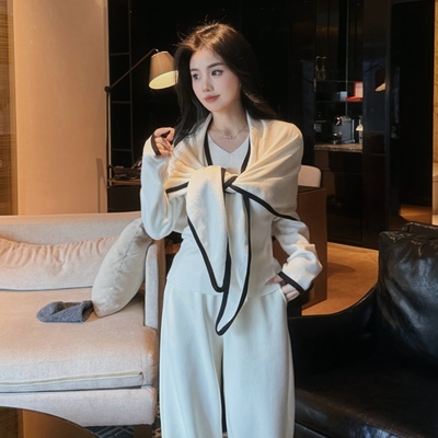 自在小个子巨好看韩系穿搭设计感三角披肩+V领打底针织衫两件套女