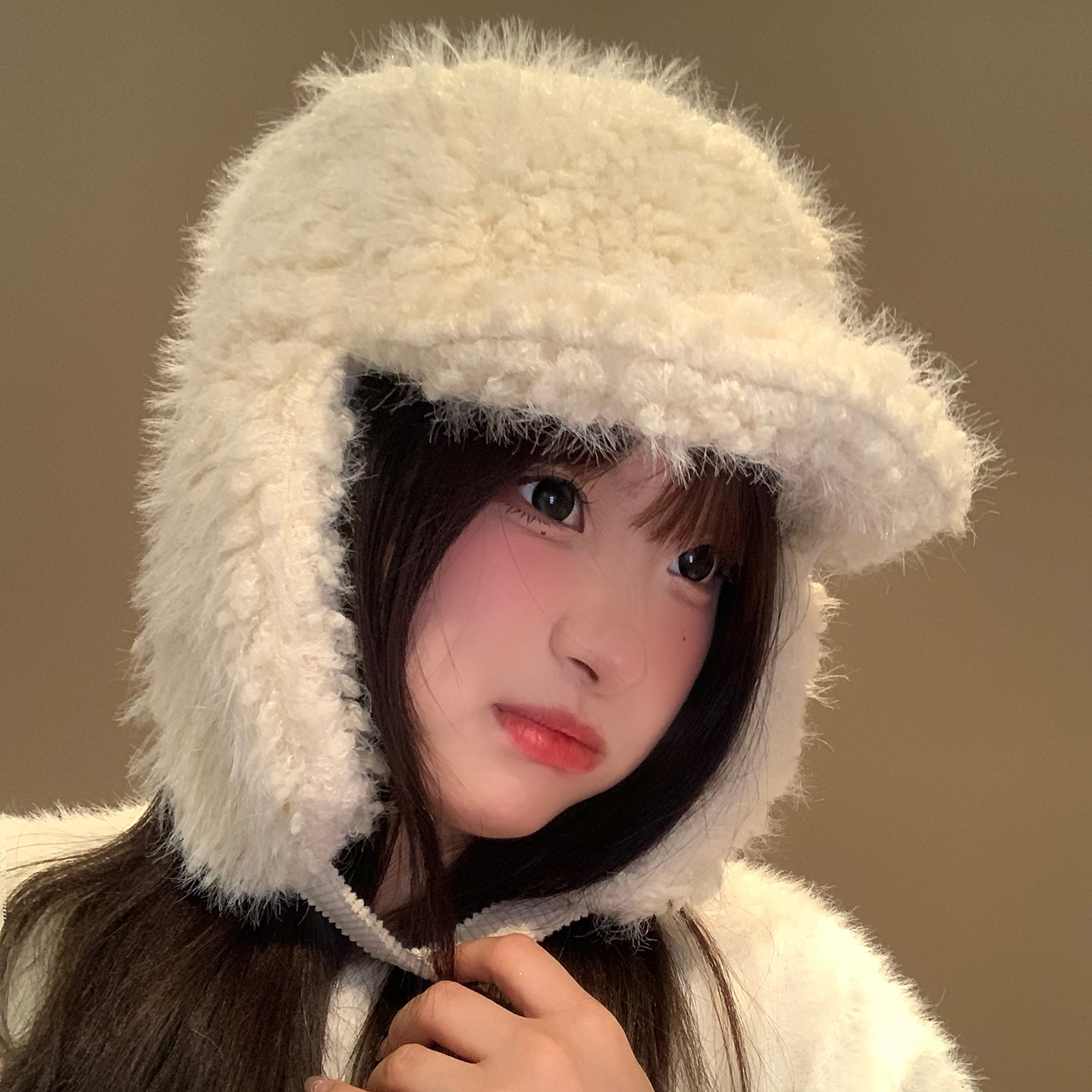 白色毛绒绒护耳帽子女冬防风保暖