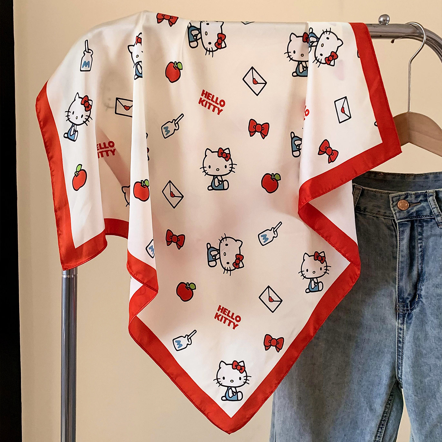 正版三丽鸥hellokitty丝巾女系脖可爱装饰围巾大方巾三角巾包头巾