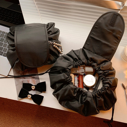 懒人抽绳化妆包女便携外出高级感旅行2025新款大容量洗漱品收纳袋