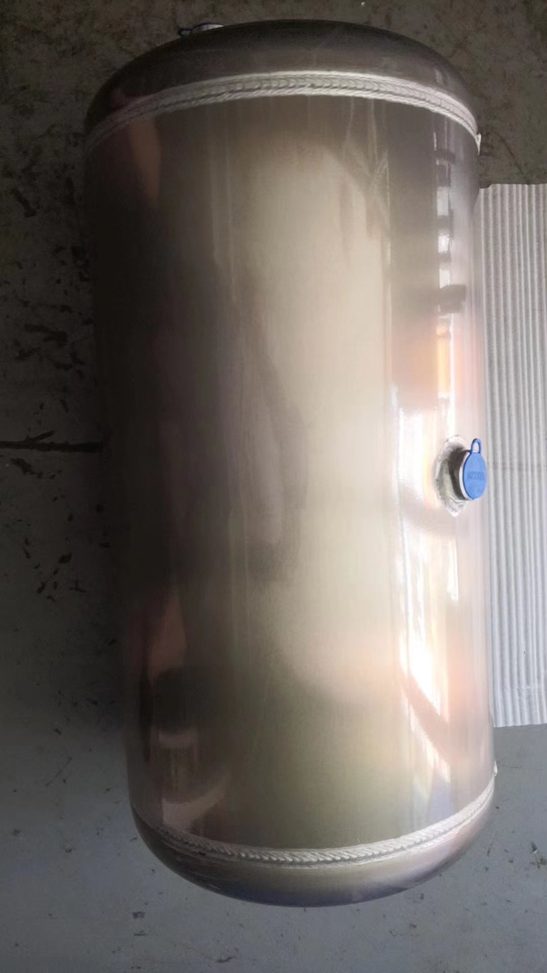 卡车汕德卡储气筒WG9000360786(一头三孔一头无孔1个放水阀)