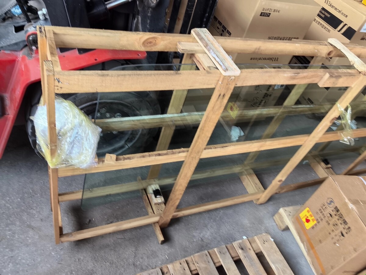 卡车豪沃前风挡玻璃