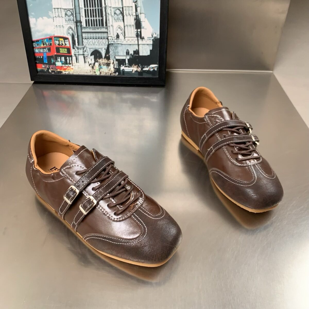 头层牛皮德训鞋女2026春新款休闲皮带扣交叉绑带软底舒适百搭板鞋