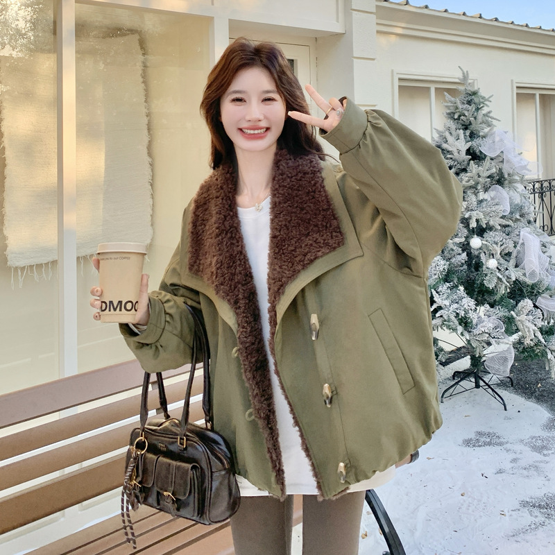 军绿色毛绒拼接大翻领羽绒服女冬季2025新款时尚短款小个子派克服
