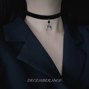 新款月牙锁骨链天鹅绒月亮吊坠禁欲约会表演配搭颈带choker项圈女