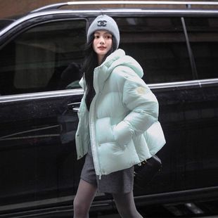 羽绒服女短款2025冬季加厚连帽保暖泡芙浅绿色袖标面包服冬季爆款