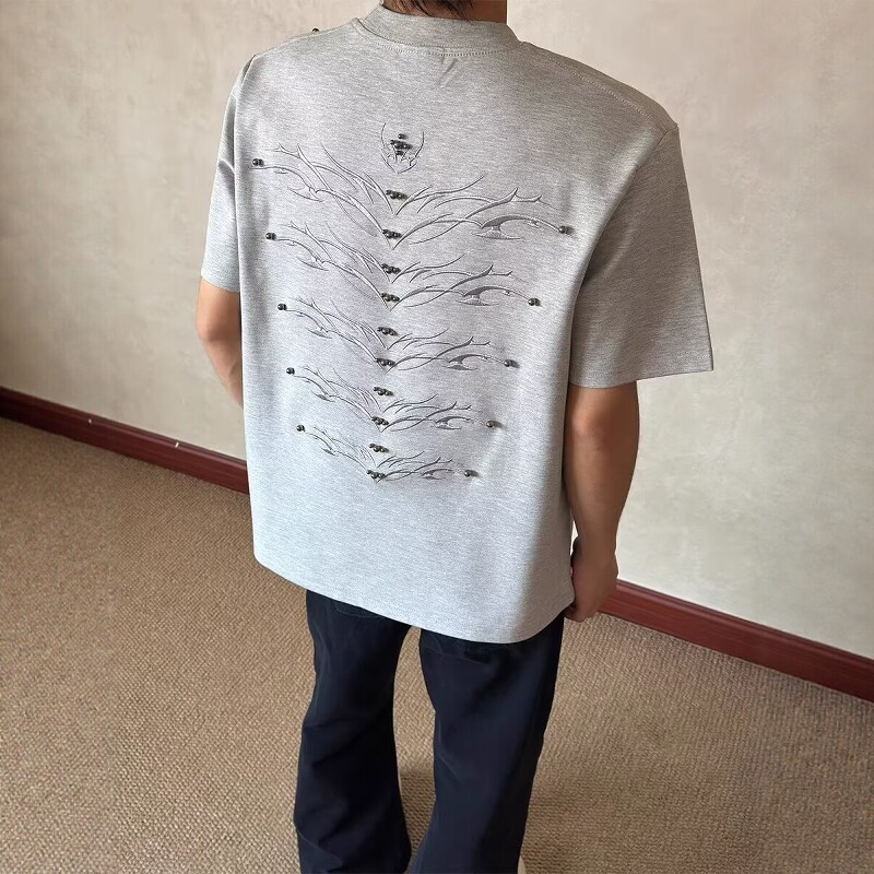 灰色重磅设计感钉珠刺绣T恤男2026美式复古正肩宽松短款短袖t恤