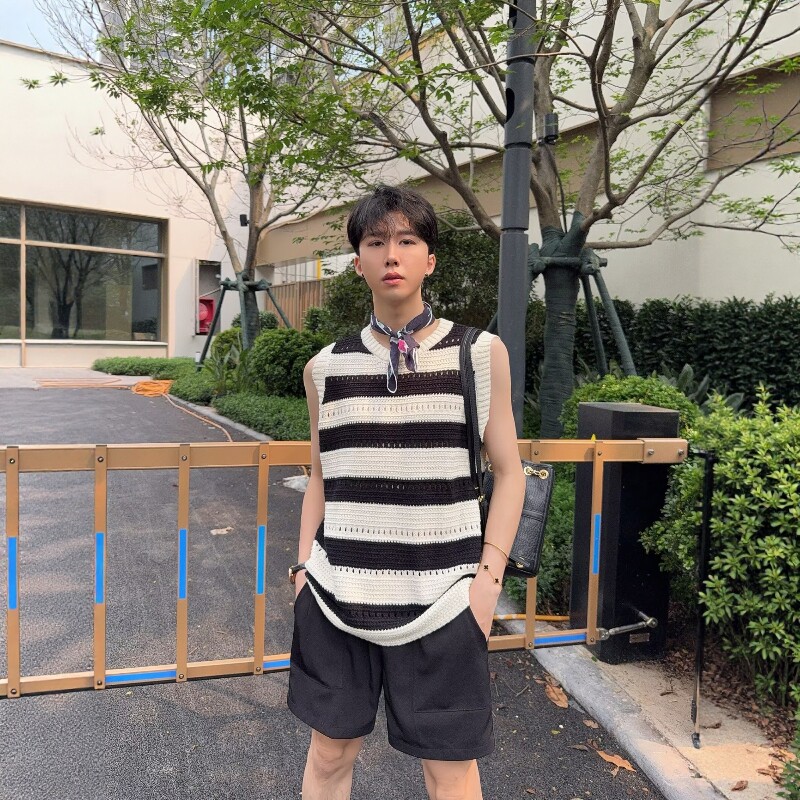 潮牌痞帅黑白条纹镂空针织背心男