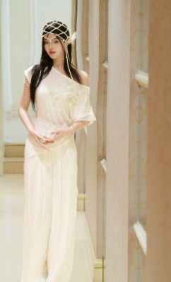 高级感重工镶钻白色圆领短袖T恤